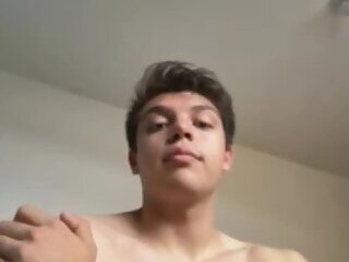 Latino se corre en el baño