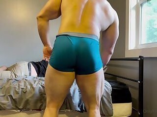 Muscle Worship Dominating Roommate