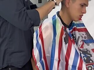 barbero coge a cliente pasiva