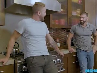 Wesley seduce a Ricky siendo casado