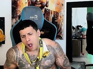 Rico macho tatuado no aguanta las ganas de venirse y deja salir su leche