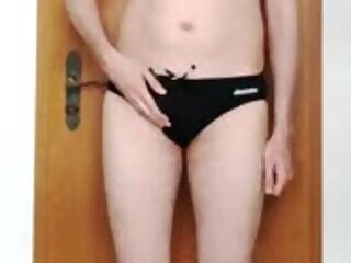 Max wichst sich in Badehose und soundet 2