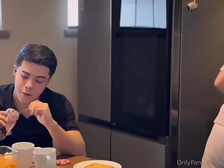 René de las nalgas a su hermano mayor Hector