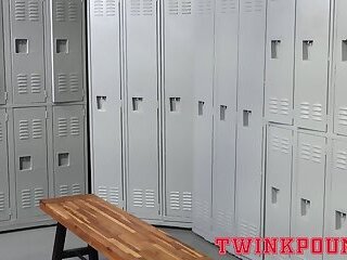 Hunk DILF Lawson James sits on top of twink Jack Savvys cock