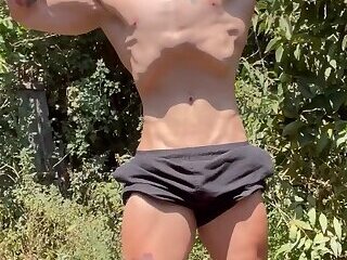 Nico Bravo se masturba al aire libre