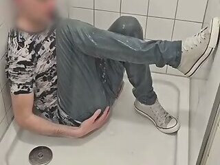 Sneaker Twink Playing under Shower