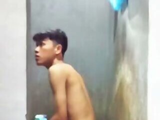 Ngintip cowok mandi badannya sixpack