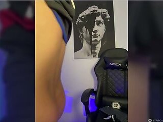 lian_fooxx masturbating touching his nipples in live 8 May 2026