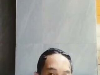 Cowok ganteng mandi coli