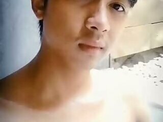 Cowok ganteng mandi coli