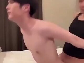 高颜值鲜肉拴脖上演饿零吃鸡