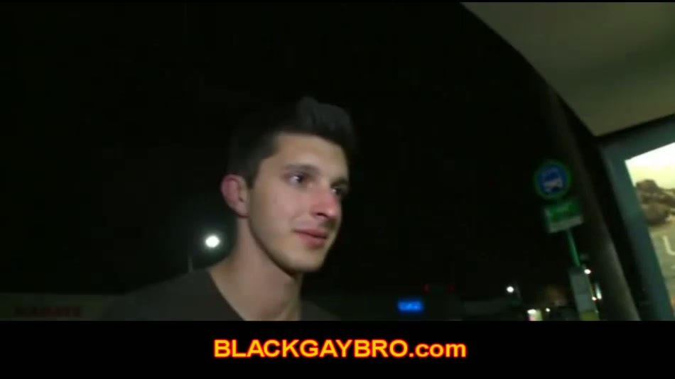 Black gay thug goes down to suck white dick in laudry shop