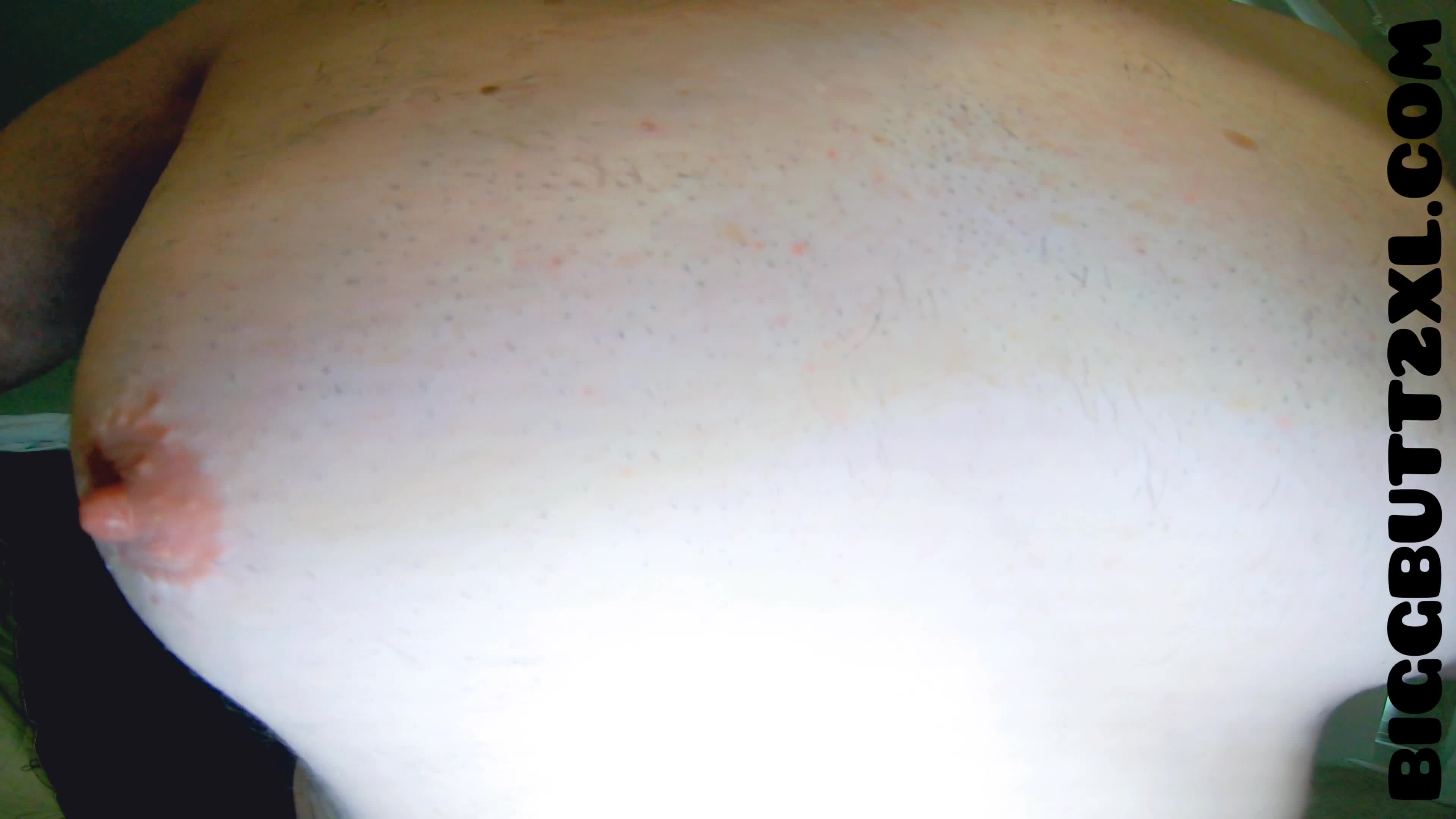 BIGGBUTT2XL SHOWS TITTIES AND TWERKS BIG ASS