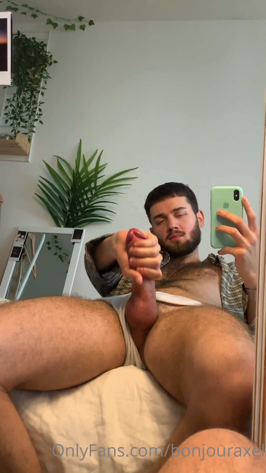 Bonjouraxxel s round cheeks presented for view