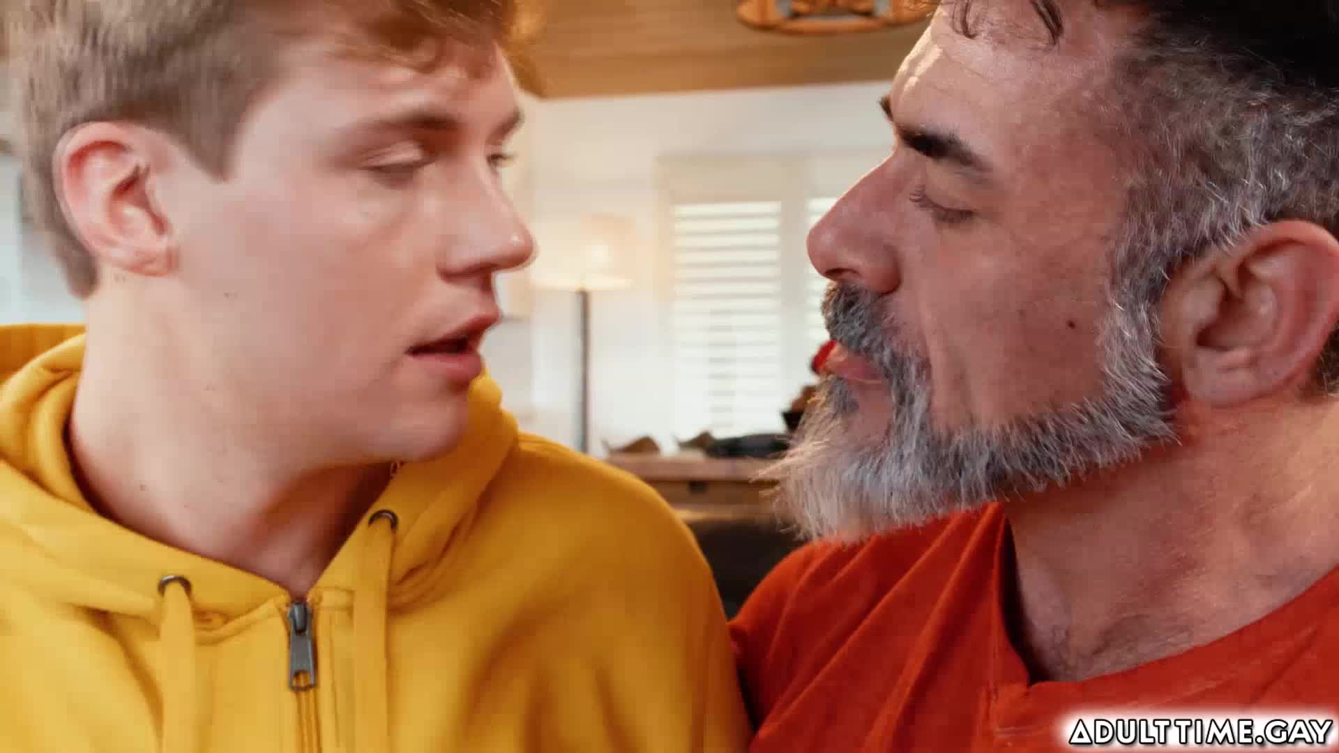 Twink Jack Bailey had threesome sex with the DILFs - BoyFriendTV.com