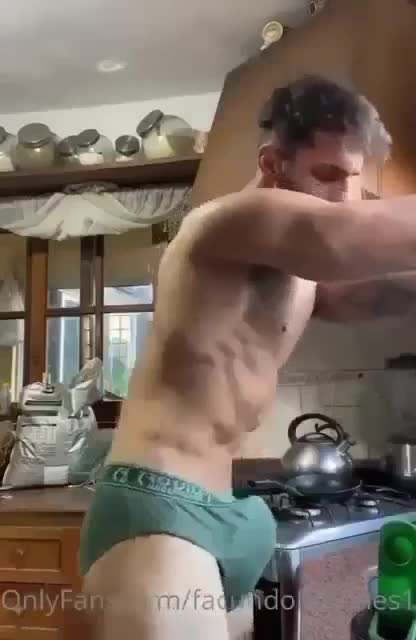 Porno yigit jerks off külot