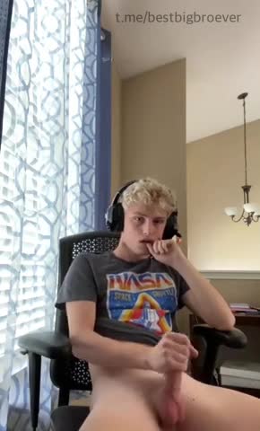 Chuqur tomog‘i bor fohisha bodomsimon bezlarigacha yutib yuboradi.