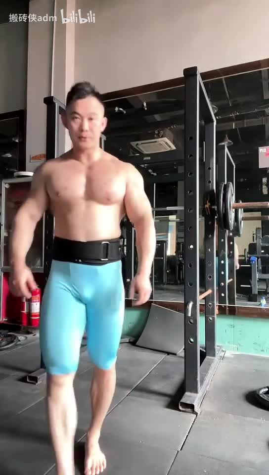 A Chinese Muscle Man Workout with Sexy Tights 14