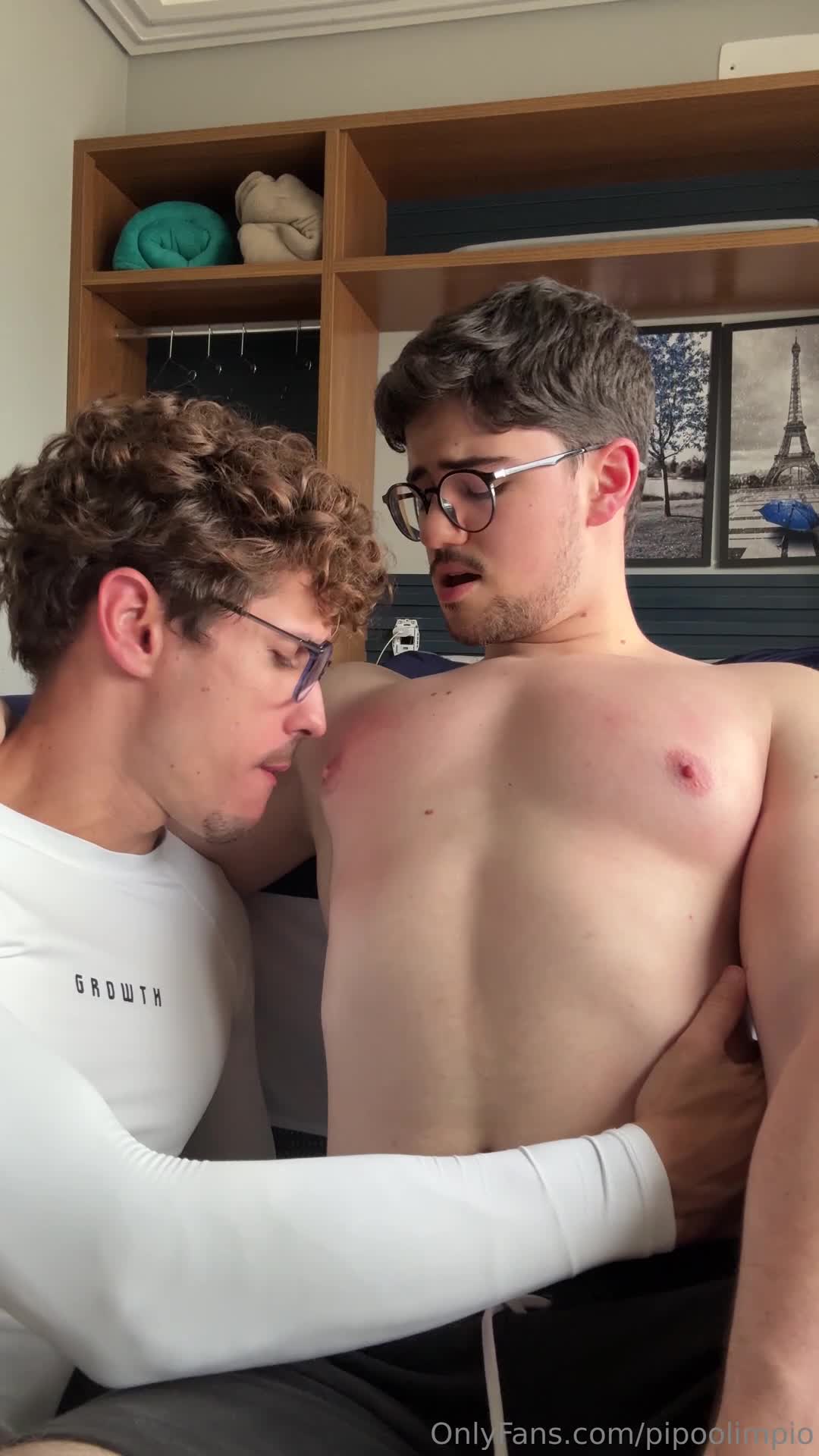 Pipoolimpio's sultry pose