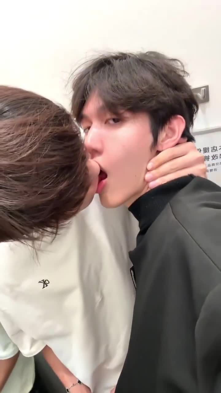 Handsome eat cum in uxxxxx fitting room