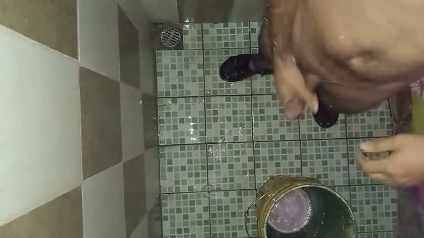 Guy takes pleasure in the bath for his wife to send the video to his wife