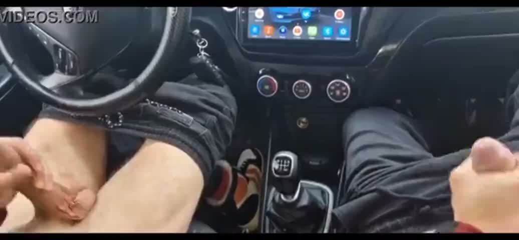 A random passerby got into the car and jerked off the taxi driver to cum!